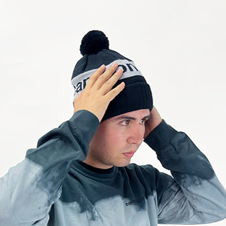 GORRO CON POMPON UNITALLA NEGRO